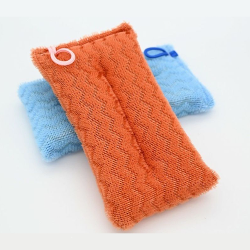 ガンコな汚れも一掃！油もスッと抜けて時短洗浄 丈夫で長持ち、ブルー＆オレンジの2色展開で異物混入も防げます。